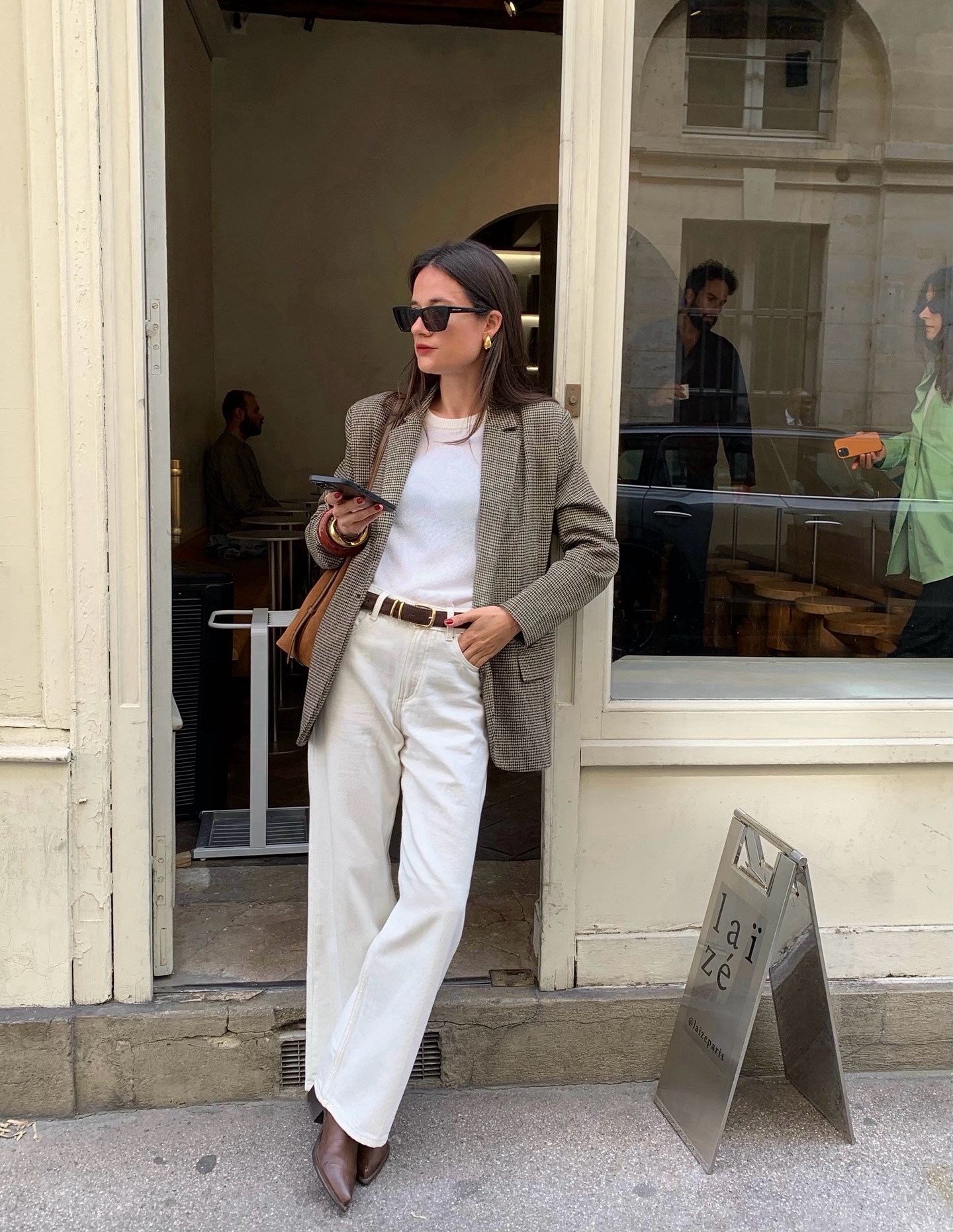 Phụ nữ Pháp đang mê mẩn trang phục màu nâu, mix đồ sang thế này không tham khảo quá phí- Ảnh 10.