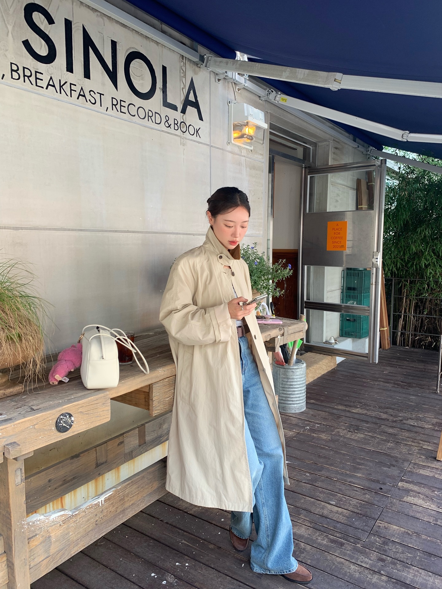 Đừng mặc áo khoác tối màu nữa vì có 4 kiểu áo sáng màu giúp vẻ ngoài trẻ trung gấp 3 lần- Ảnh 10.