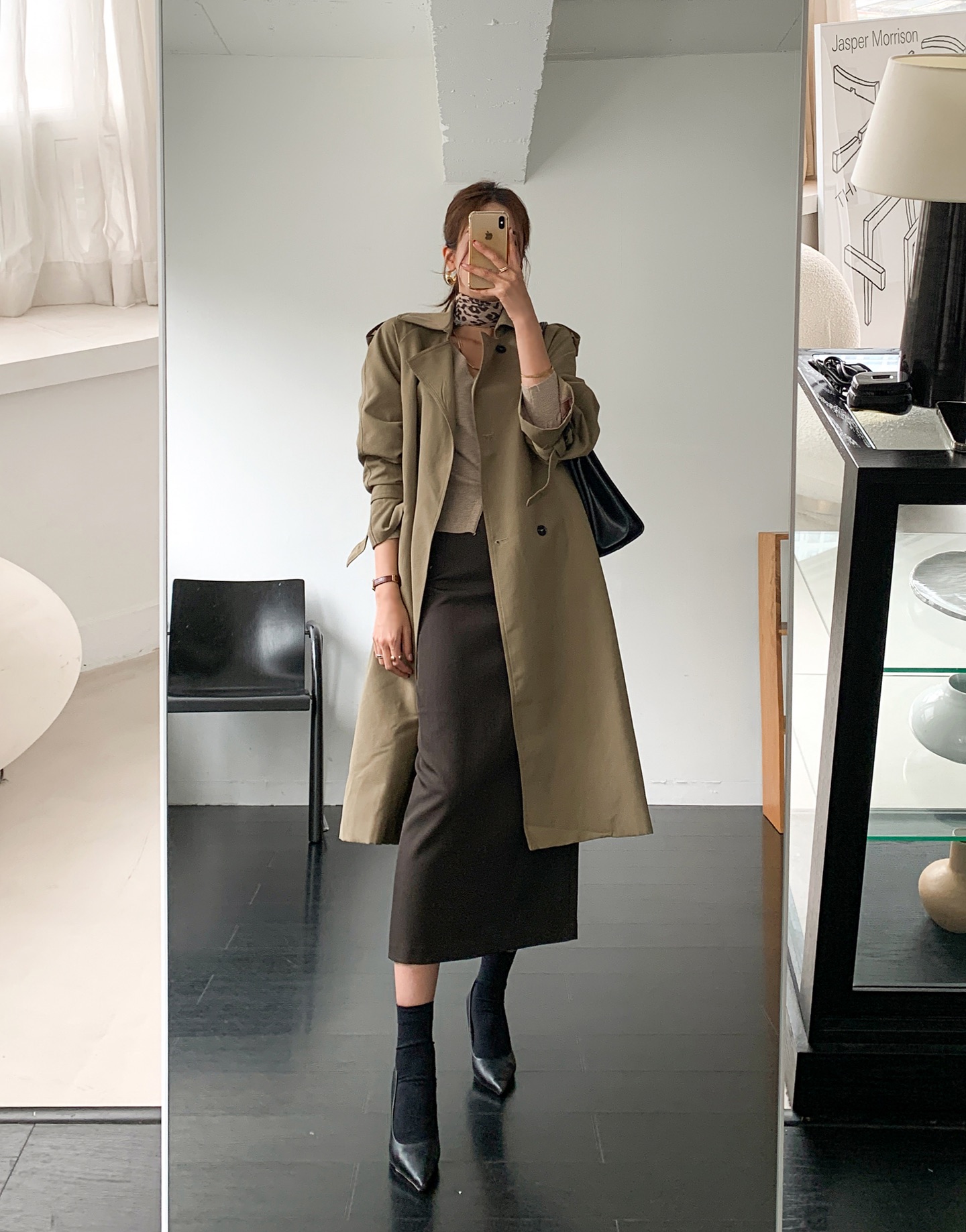 Đừng mặc áo khoác tối màu nữa vì có 4 kiểu áo sáng màu giúp vẻ ngoài trẻ trung gấp 3 lần- Ảnh 7.