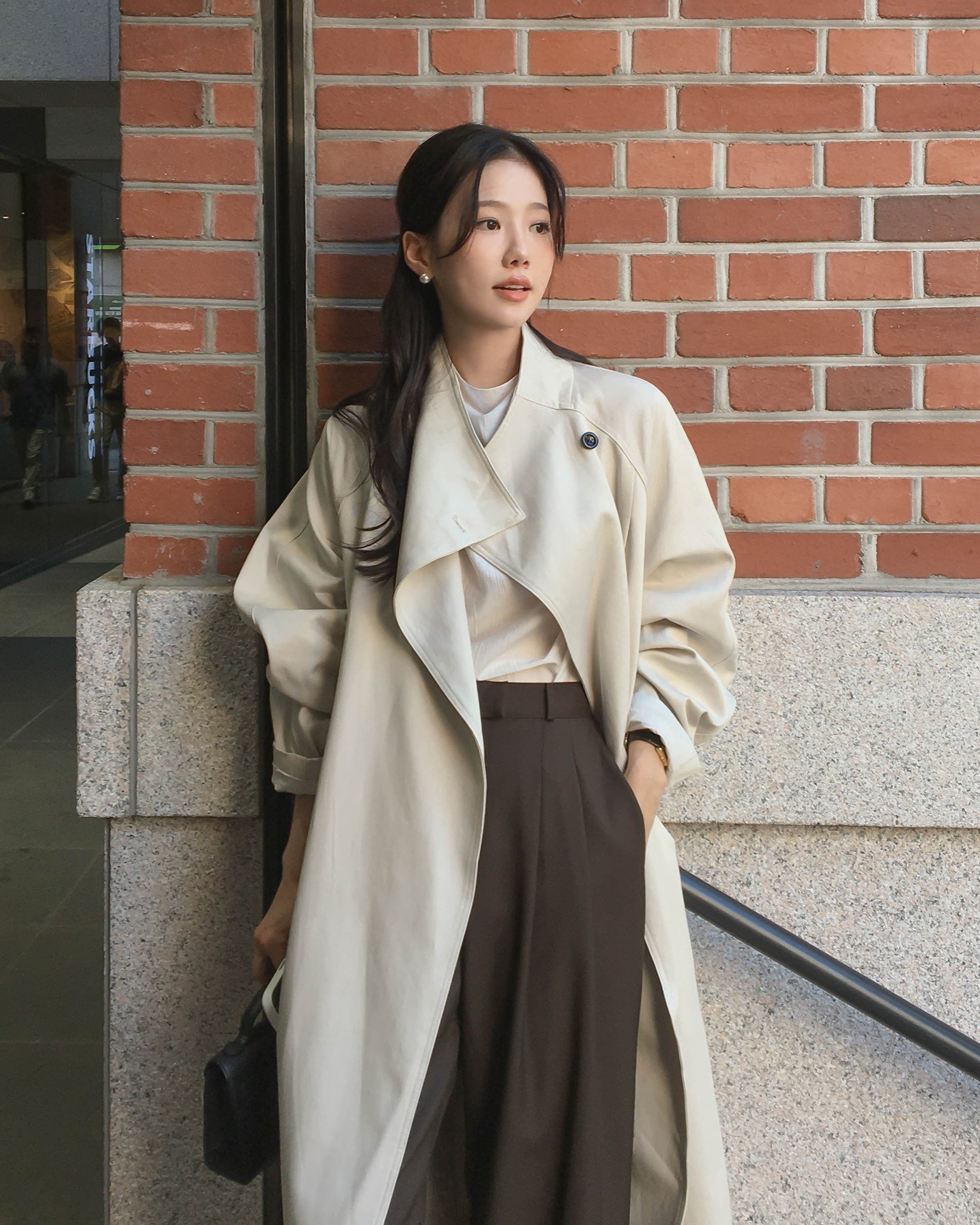 Đừng mặc áo khoác tối màu nữa vì có 4 kiểu áo sáng màu giúp vẻ ngoài trẻ trung gấp 3 lần- Ảnh 9.