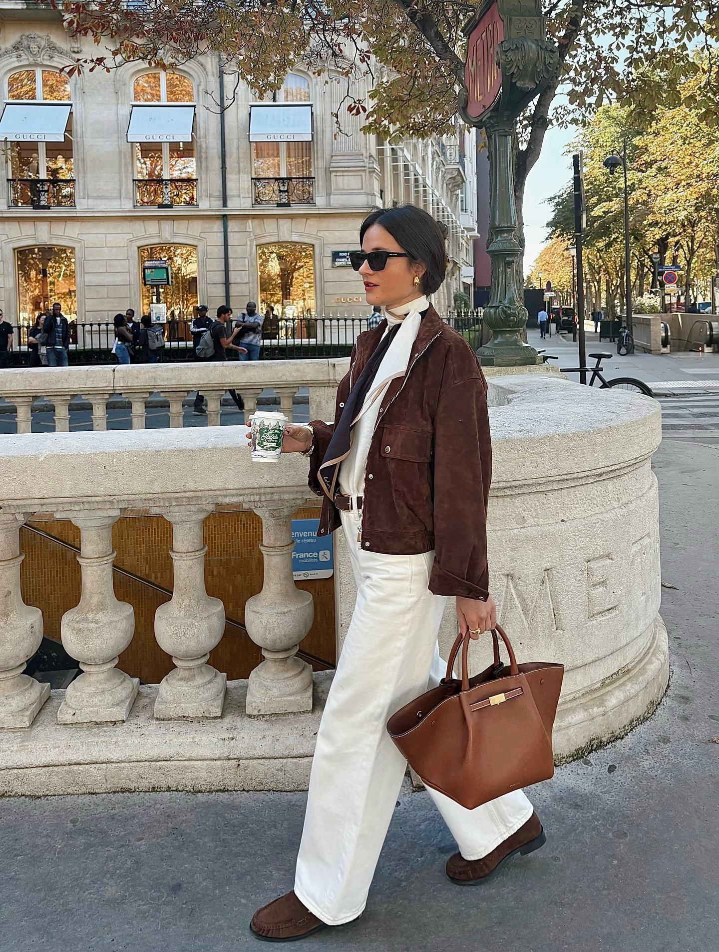 Phụ nữ Pháp đang mê mẩn trang phục màu nâu, mix đồ sang thế này không tham khảo quá phí- Ảnh 2.