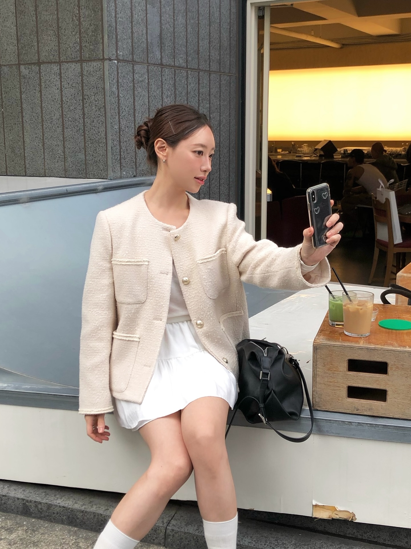 Đừng mặc áo khoác tối màu nữa vì có 4 kiểu áo sáng màu giúp vẻ ngoài trẻ trung gấp 3 lần- Ảnh 11.