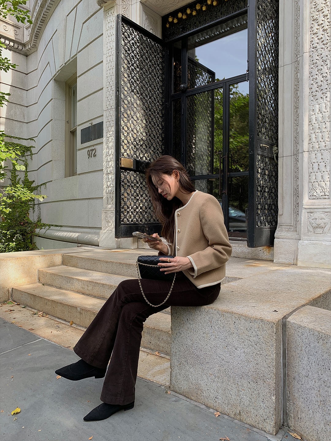 Đừng mặc áo khoác tối màu nữa vì có 4 kiểu áo sáng màu giúp vẻ ngoài trẻ trung gấp 3 lần- Ảnh 6.