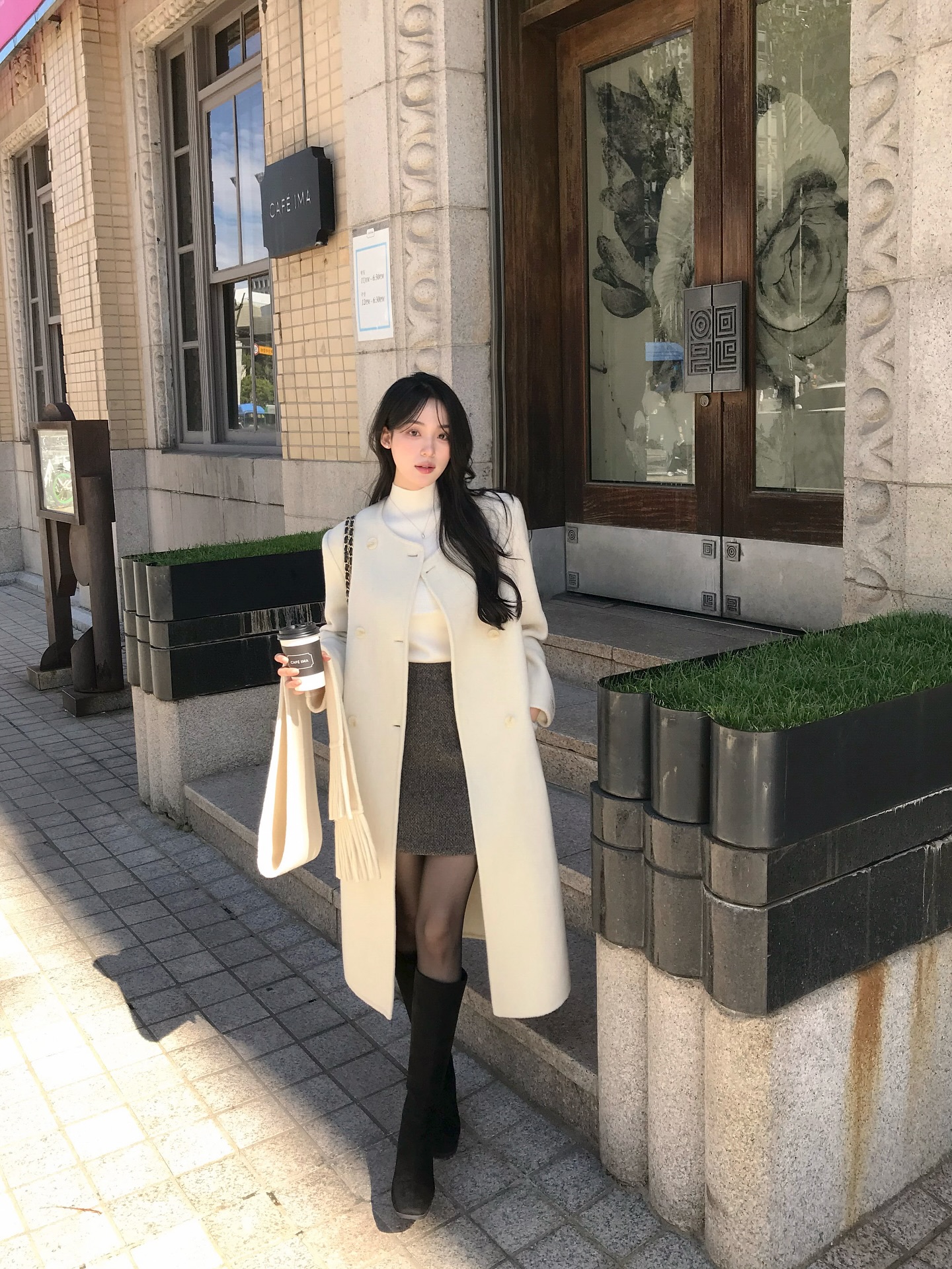 Đừng mặc áo khoác tối màu nữa vì có 4 kiểu áo sáng màu giúp vẻ ngoài trẻ trung gấp 3 lần- Ảnh 3.