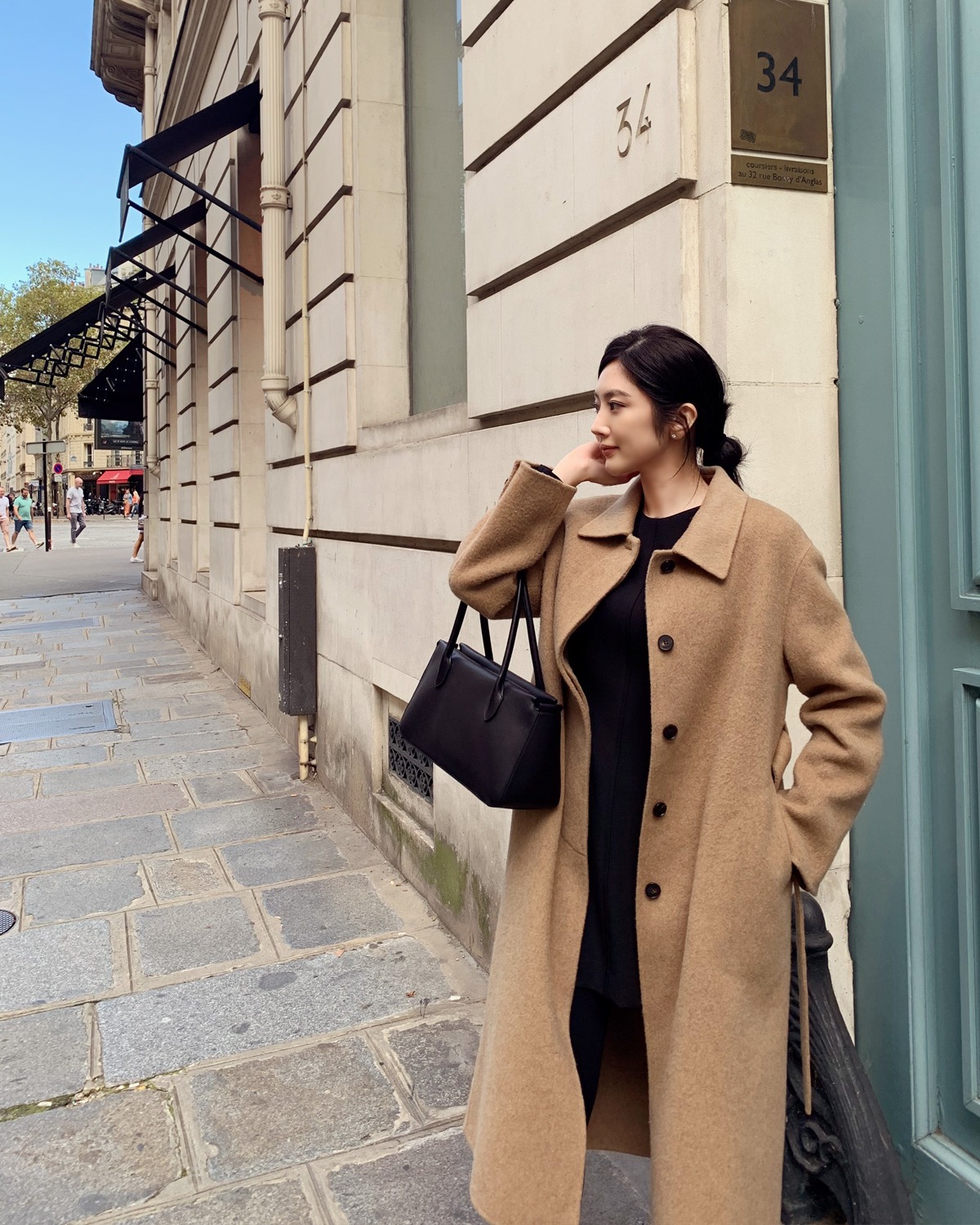 Đừng mặc áo khoác tối màu nữa vì có 4 kiểu áo sáng màu giúp vẻ ngoài trẻ trung gấp 3 lần- Ảnh 1.