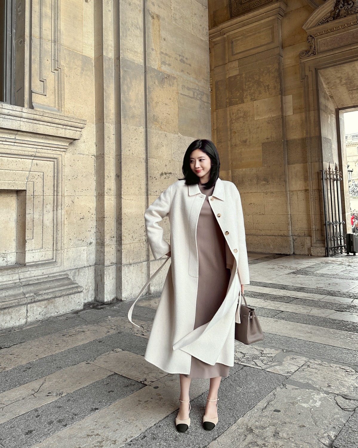 Đừng mặc áo khoác tối màu nữa vì có 4 kiểu áo sáng màu giúp vẻ ngoài trẻ trung gấp 3 lần- Ảnh 2.