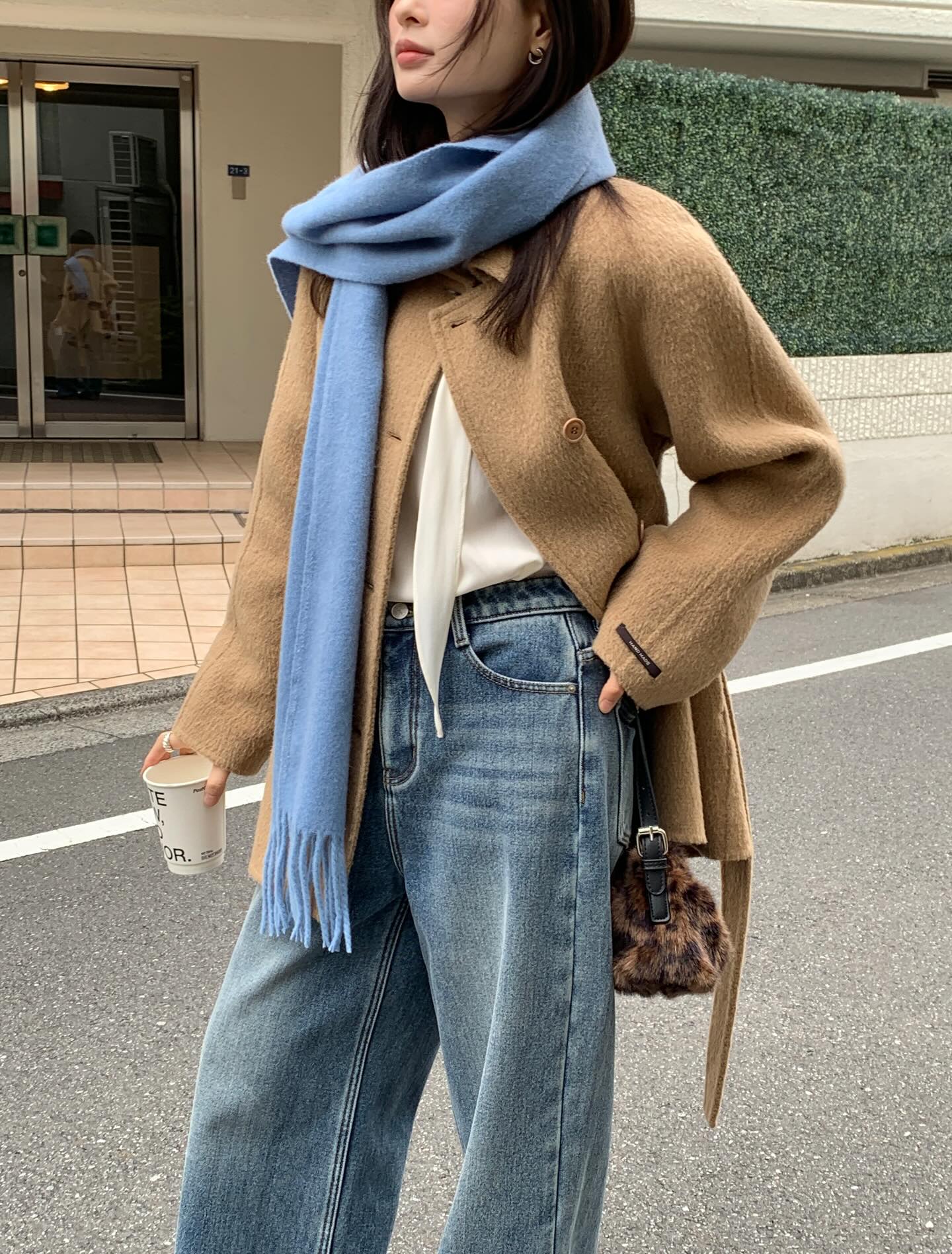 Đừng mặc áo khoác tối màu nữa vì có 4 kiểu áo sáng màu giúp vẻ ngoài trẻ trung gấp 3 lần- Ảnh 4.