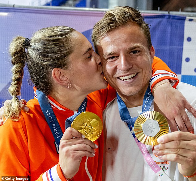 Chưa chia tay người cũ đã nhắn tin tán tỉnh nhau, cặp VĐV xinh đẹp bị chỉ trích “cắm sừng còn khoe khoang"- Ảnh 2. Chưa chia tay người cũ đã nhắn tin tán tỉnh nhau, cặp VĐV xinh đẹp bị chỉ trích “cắm sừng còn khoe khoang"- Ảnh 2.