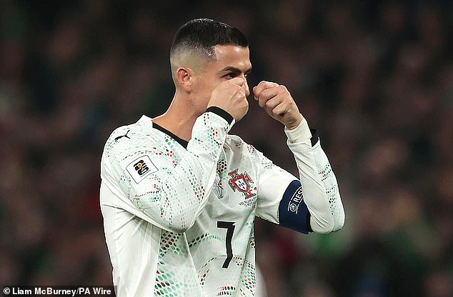 Nhận thẻ đỏ vì bạo lực, Ronaldo vẫn được đá mở màn World Cup, FIFA nhận "gạch đá" vì “ưu ái khét lẹt”- Ảnh 3. Nhận thẻ đỏ vì bạo lực, Ronaldo vẫn được đá mở màn World Cup, FIFA nhận "gạch đá" vì “ưu ái khét lẹt”- Ảnh 3.