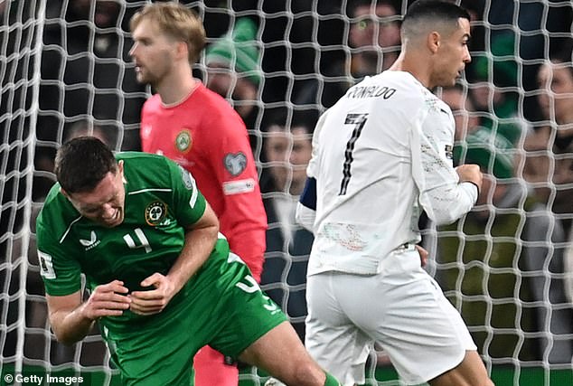 Nhận thẻ đỏ vì bạo lực, Ronaldo vẫn được đá mở màn World Cup, FIFA nhận "gạch đá" vì “ưu ái khét lẹt”- Ảnh 1. Nhận thẻ đỏ vì bạo lực, Ronaldo vẫn được đá mở màn World Cup, FIFA nhận "gạch đá" vì “ưu ái khét lẹt”- Ảnh 1.