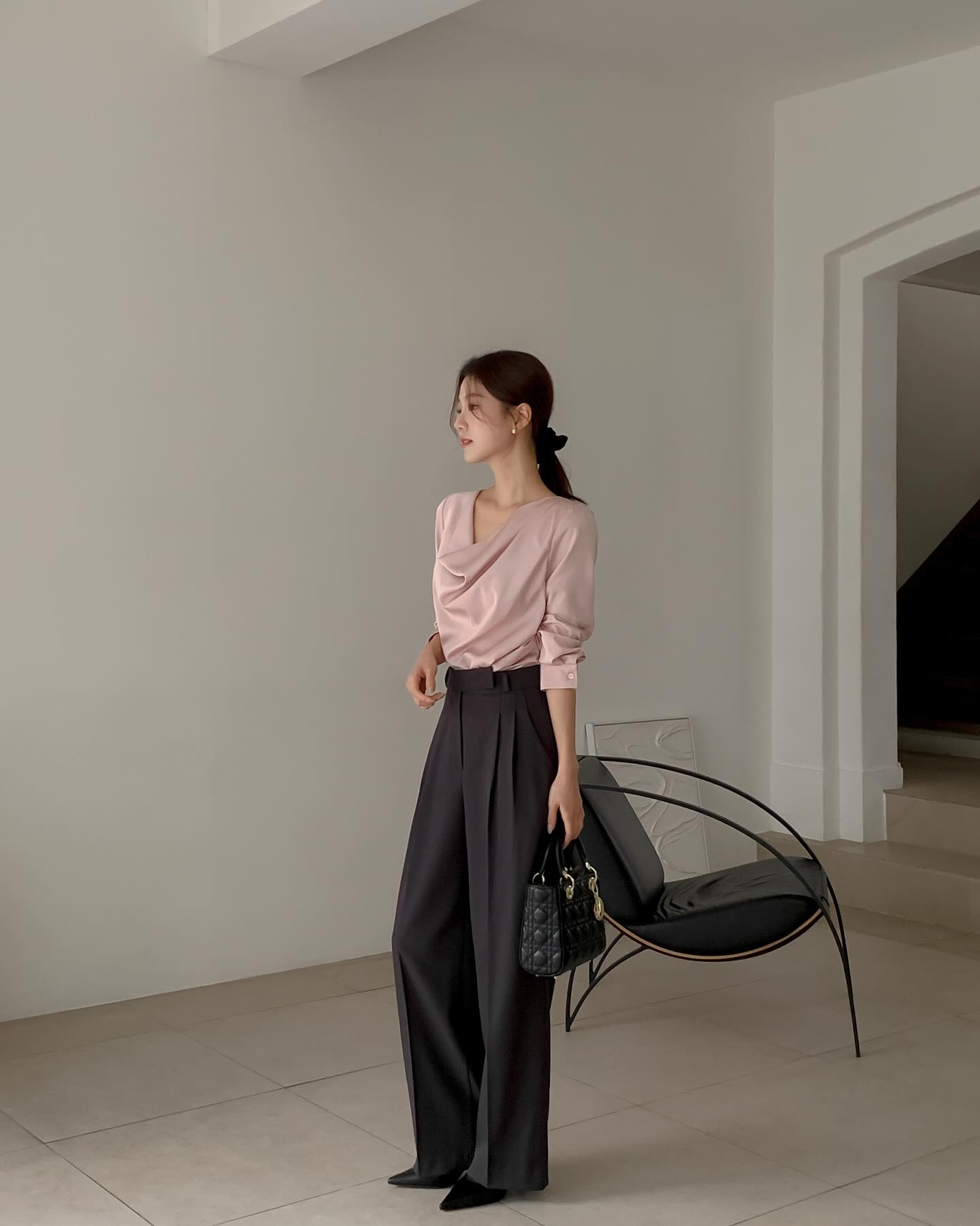 4 cách mặc quần ống rộng tôn dáng xuất sắc dù chị em đi giày cao gót hay không- Ảnh 3. 4 cách mặc quần ống rộng tôn dáng xuất sắc dù chị em đi giày cao gót hay không- Ảnh 3.