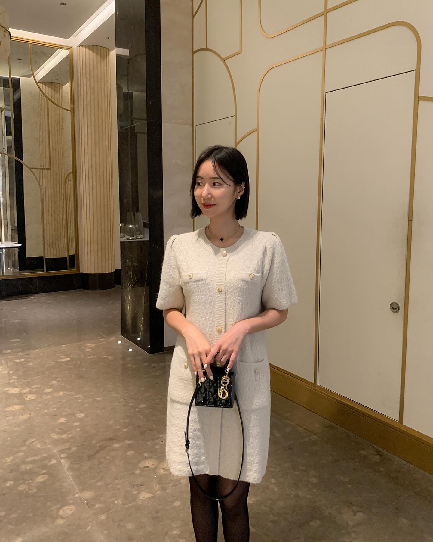 5 cách diện váy mùa đông đơn giản mà đẹp lung linh- Ảnh 9. 5 cách diện váy mùa đông đơn giản mà đẹp lung linh- Ảnh 9.