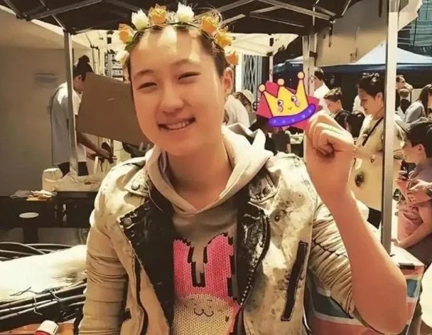 Xót xa cảnh "con rơi" Thành Long sống lang bạt nghèo khổ, bán hàng rong nuôi bạn gái đồng giới- Ảnh 1.