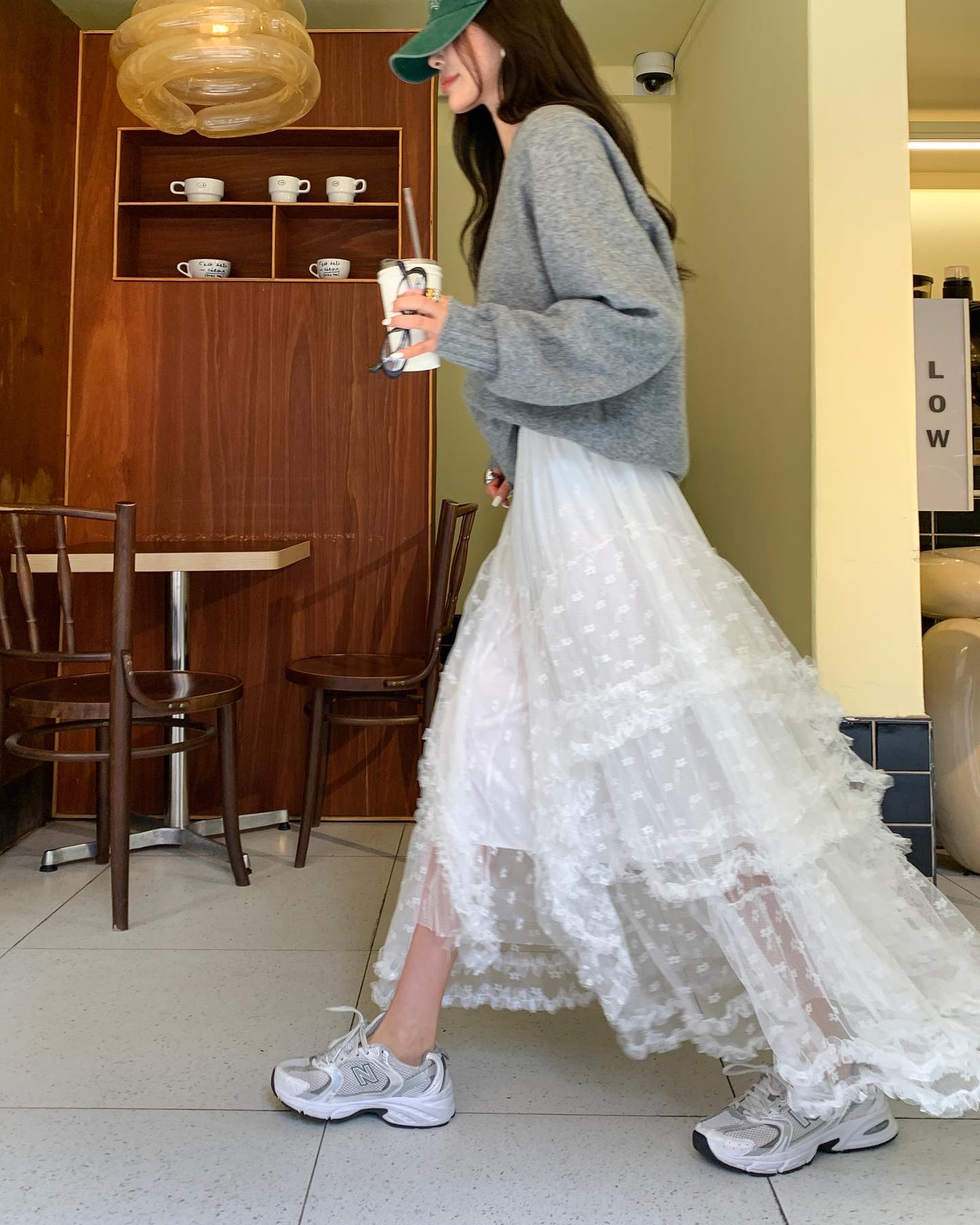 Cả set chân váy trông sang hơn hẳn nhờ 5 mẫu giày- Ảnh 13. Cả set chân váy trông sang hơn hẳn nhờ 5 mẫu giày- Ảnh 13.