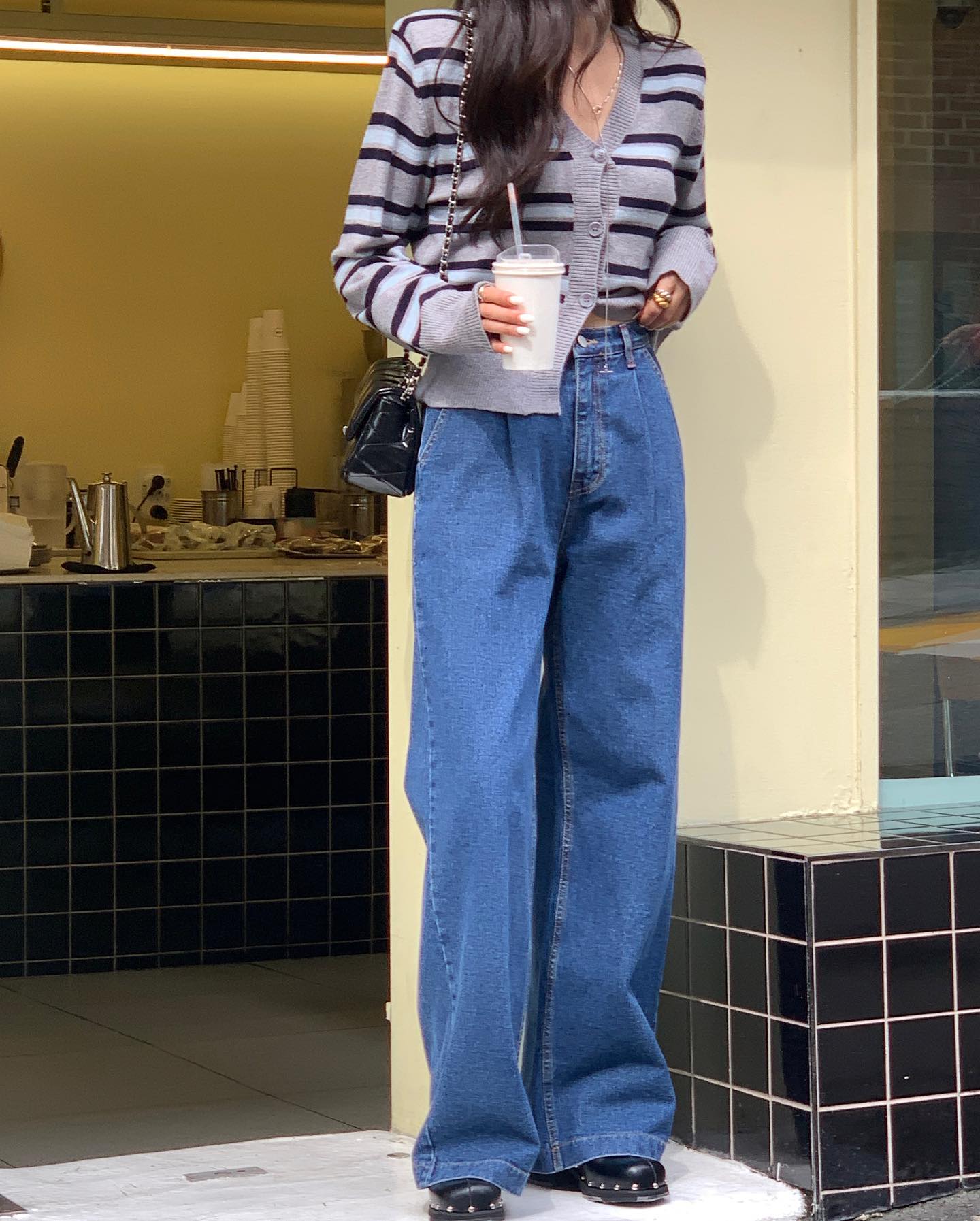 Top 5 item mùa đông là "cạ cứng" của quần jeans, chị em phải biết hết để nâng tầm phong cách- Ảnh 1.