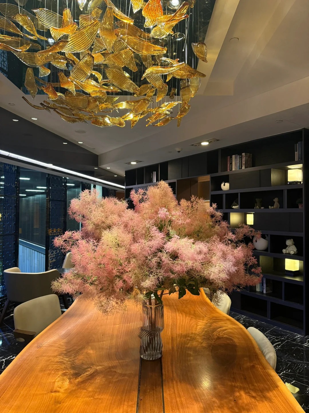 "Lạc lối" trước bình hoa khói tím: Loài cây nhìn như mây bông đang gây sốt góc nhà chị em- Ảnh 13. "Lạc lối" trước bình hoa khói tím: Loài cây nhìn như mây bông đang gây sốt góc nhà chị em- Ảnh 13.