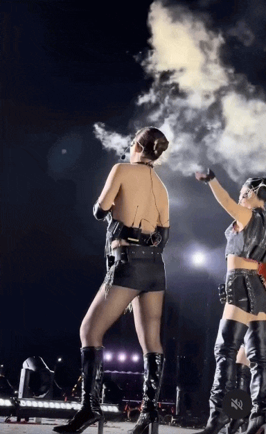 “Thích cái cách nữ ca sĩ đẹp chấp 10 Hoa hậu quay lưng với khán giả”- Ảnh 2.