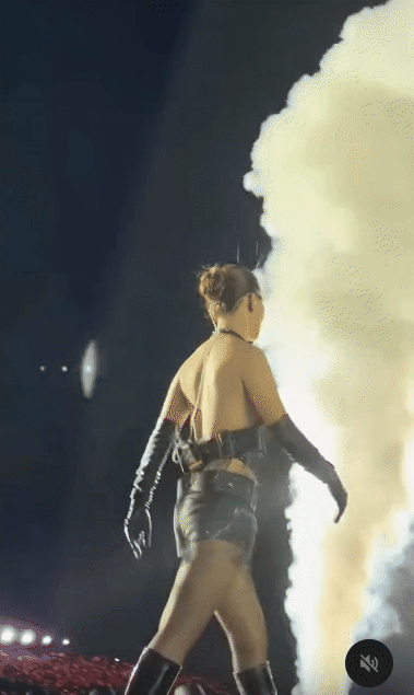 “Thích cái cách nữ ca sĩ đẹp chấp 10 Hoa hậu quay lưng với khán giả”- Ảnh 1.