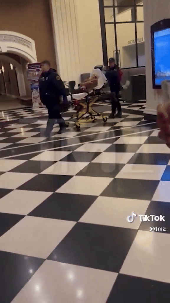 Clip sốc: Nữ diễn viên nổi tiếng bị chuốc thuốc tống tiền, được đưa đi trong tình trạng mất nhận thức- Ảnh 1. Clip sốc: Nữ diễn viên nổi tiếng bị chuốc thuốc tống tiền, được đưa đi trong tình trạng mất nhận thức- Ảnh 1.