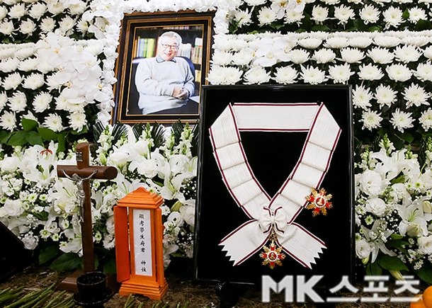 Cả showbiz đến viếng "ông nội quốc dân": Choi Ji Woo khóc xé lòng, Song Seung Hun - Kim Yoo Jung thất thần- Ảnh 13. Cả showbiz đến viếng "ông nội quốc dân": Choi Ji Woo khóc xé lòng, Song Seung Hun - Kim Yoo Jung thất thần- Ảnh 13.