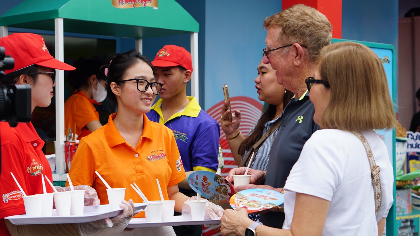Hơn 40.000 khách tham quan trải nghiệm gian hàng Acecook Việt Nam tại Ngày hội sợi Gạo 2025- Ảnh 2. Hơn 40.000 khách tham quan trải nghiệm gian hàng Acecook Việt Nam tại Ngày hội sợi Gạo 2025- Ảnh 2.
