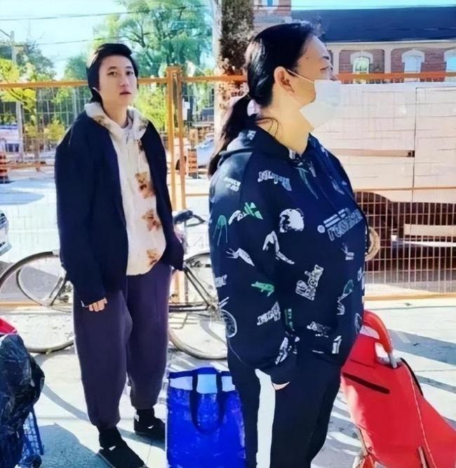 Xót xa cảnh "con rơi" Thành Long sống lang bạt nghèo khổ, bán hàng rong nuôi bạn gái đồng giới- Ảnh 4.