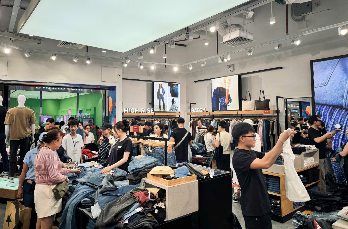 Các trung tâm thương mại náo nhiệt vì ACFC Black Friday Sale- Ảnh 10.