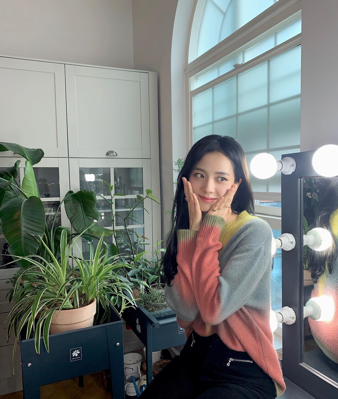 Hóa ra Jisoo là "cao thủ" mặc áo len, gợi ý 5 công thức hack tuổi đỉnh của đỉnh- Ảnh 3.