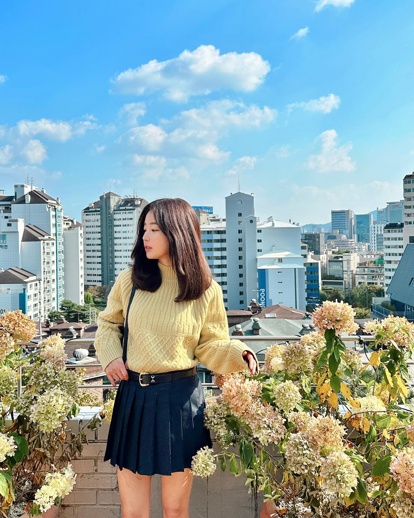 Phụ nữ trên 40 tuổi cứ mặc chân váy ngắn thật nhiều vào, vì có 4 kiểu rất ngọt ngào và tôn dáng- Ảnh 9.