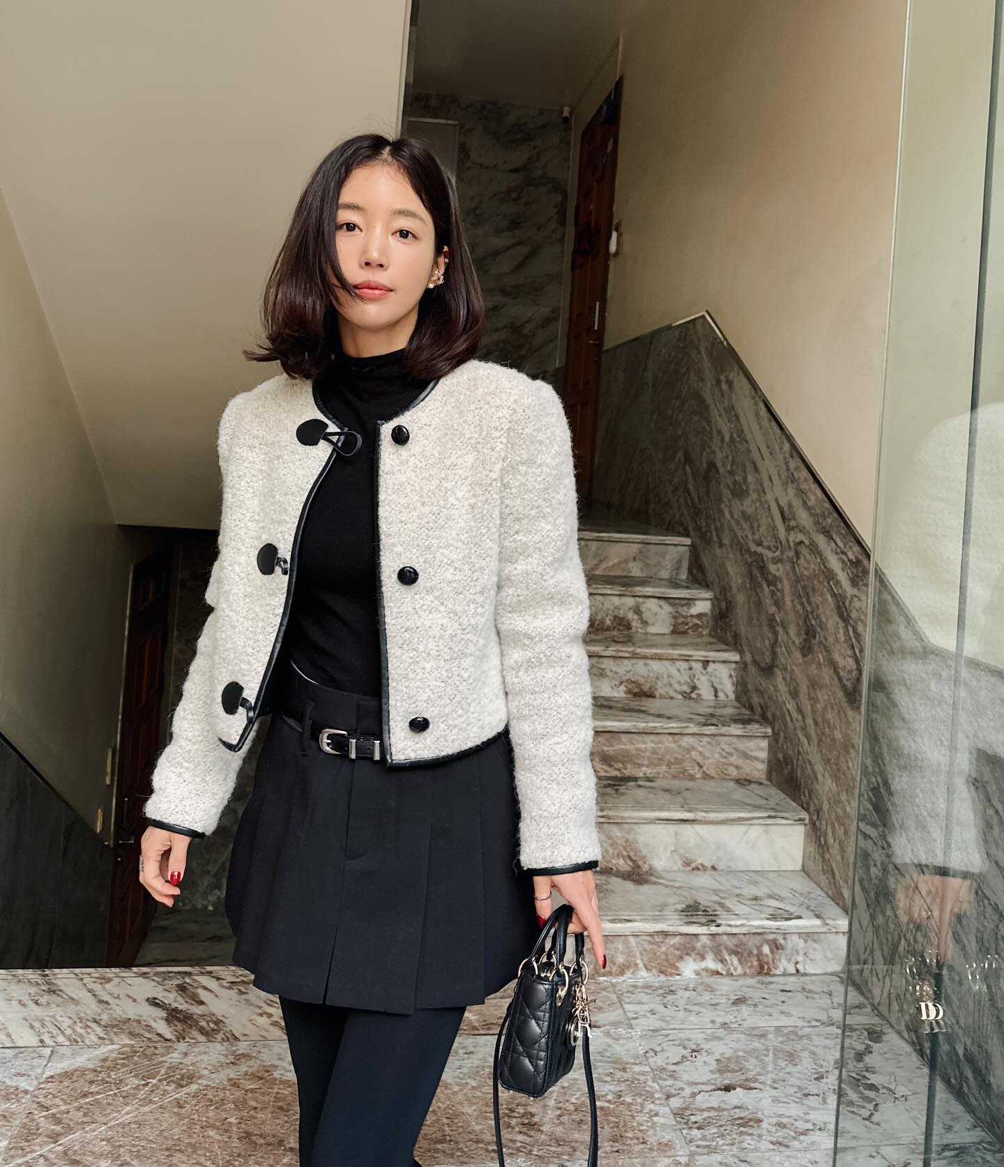 Phụ nữ trên 40 tuổi cứ mặc chân váy ngắn thật nhiều vào, vì có 4 kiểu rất ngọt ngào và tôn dáng- Ảnh 7.