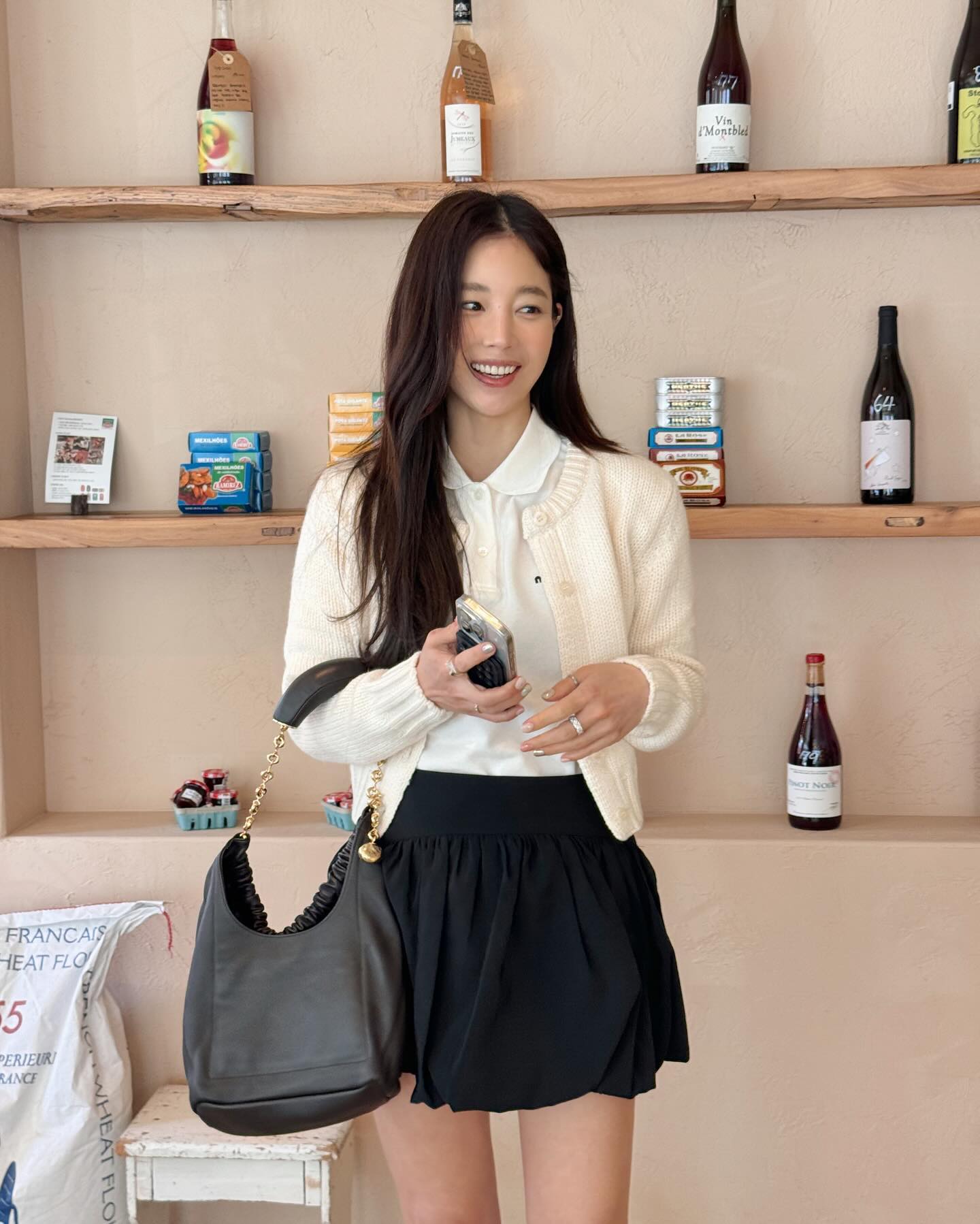 Phụ nữ trên 40 tuổi cứ mặc chân váy ngắn thật nhiều vào, vì có 4 kiểu rất ngọt ngào và tôn dáng- Ảnh 1.