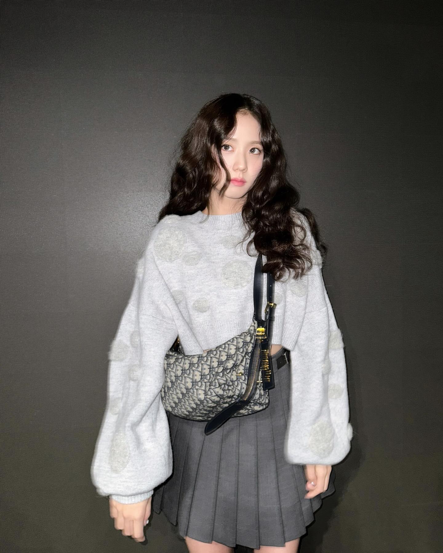 Hóa ra Jisoo là "cao thủ" mặc áo len, gợi ý 5 công thức hack tuổi đỉnh của đỉnh- Ảnh 8.