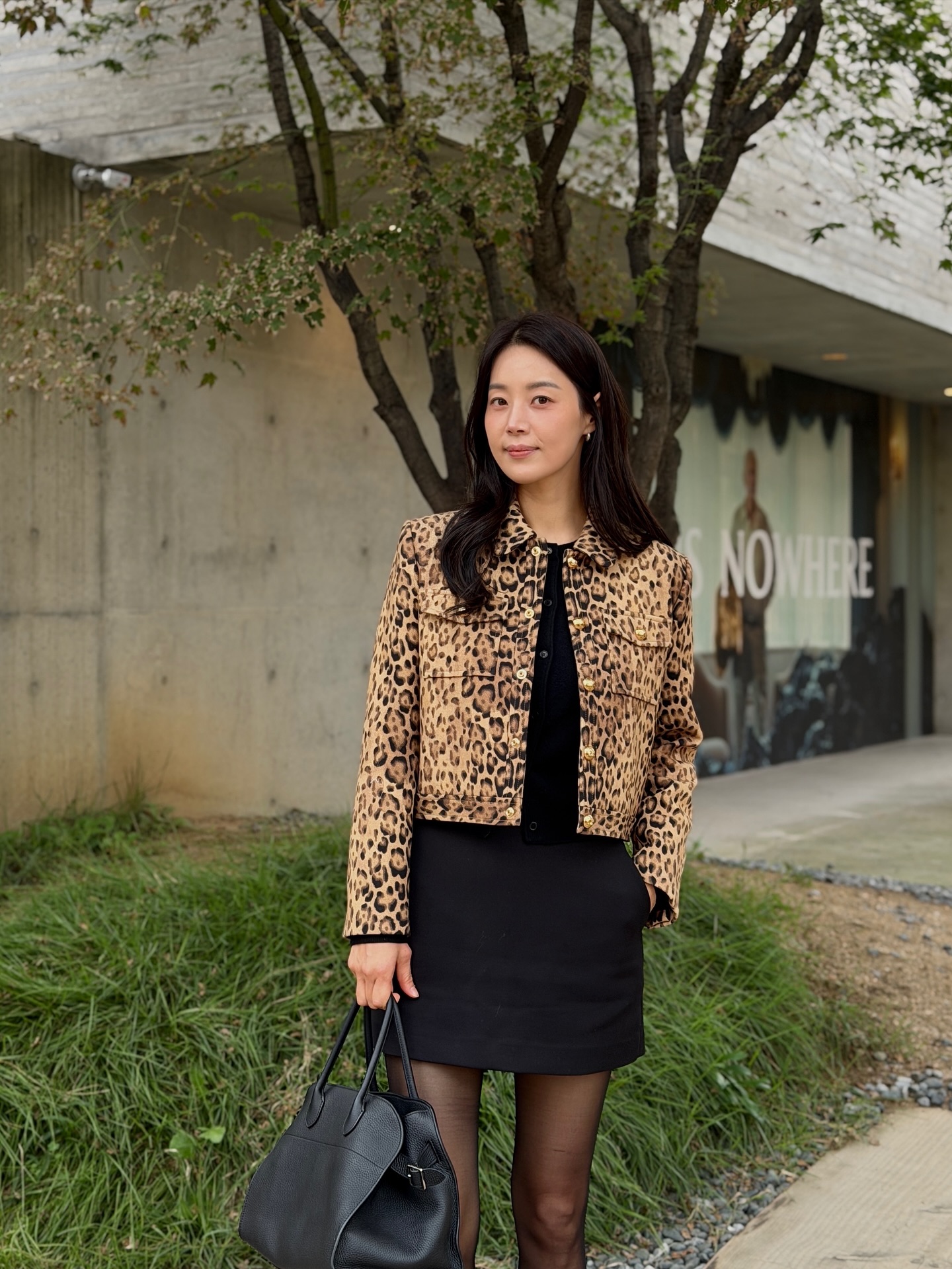 Phụ nữ trên 40 tuổi cứ mặc chân váy ngắn thật nhiều vào, vì có 4 kiểu rất ngọt ngào và tôn dáng- Ảnh 5.