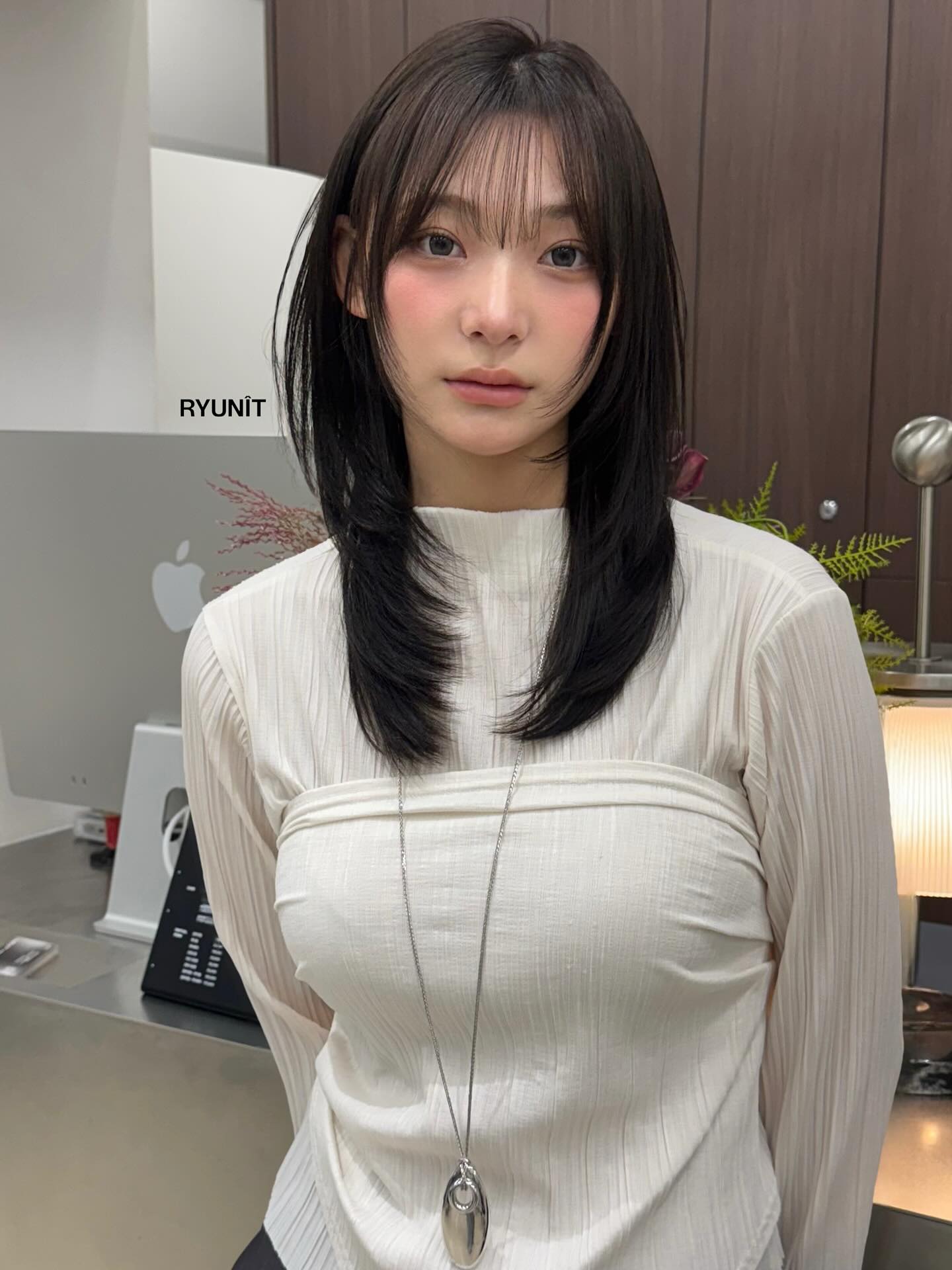 Tóc suôn thẳng soán ngôi tóc xoăn với 5 kiểu hot nhất đông này: Siêu trẻ, sang trọng và dễ chăm sóc- Ảnh 6.