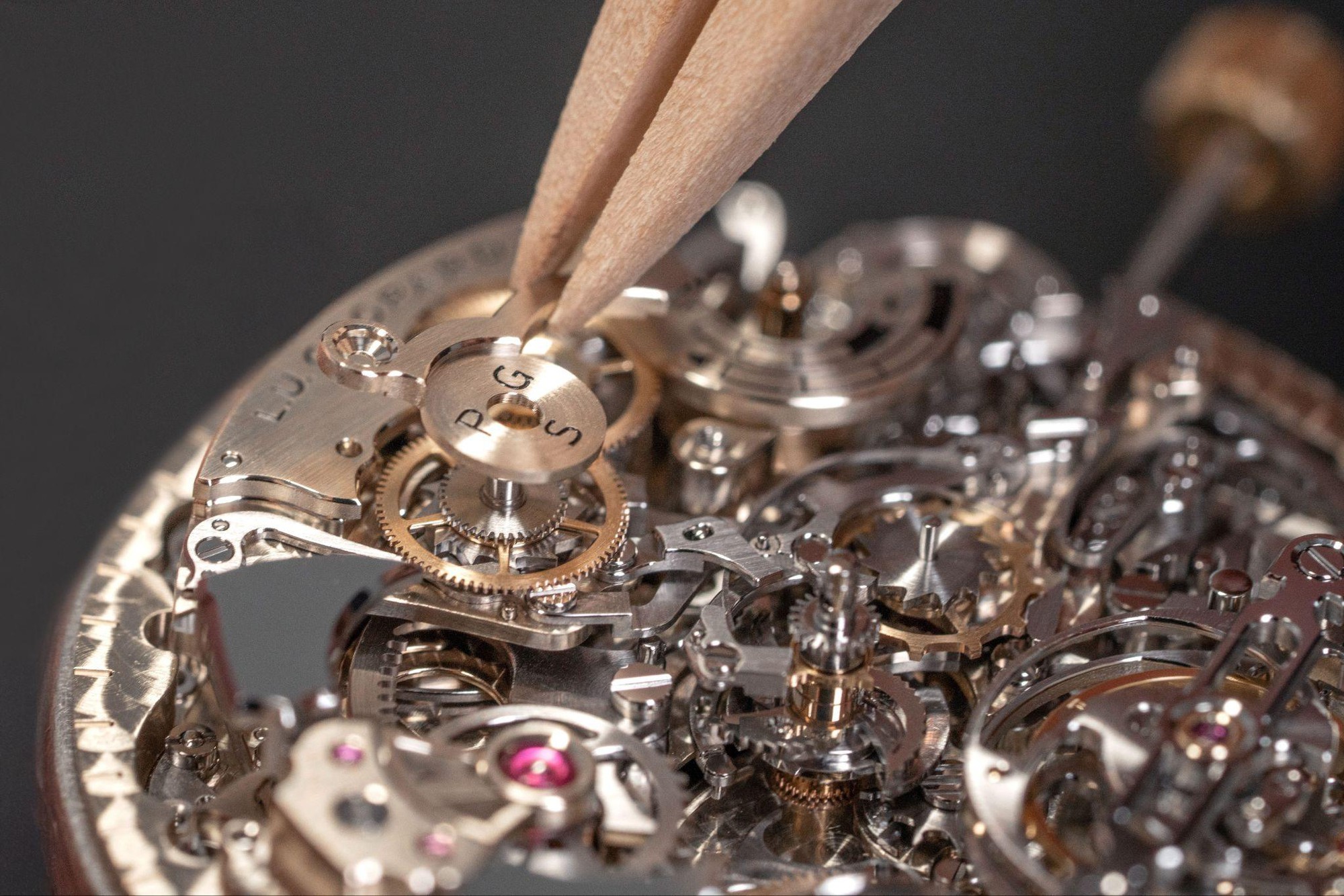 Chopard L.U.C Grand Strike: Tiếng chuông ngân mừng mốc son kỹ thuật mới- Ảnh 6. Chopard L.U.C Grand Strike: Tiếng chuông ngân mừng mốc son kỹ thuật mới- Ảnh 6.