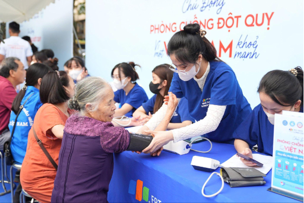 Chuyên gia lĩnh vực đột quỵ: "Thời gian là tế bào não", cần cấp cứu kịp thời trong "cửa sổ vàng"- Ảnh 4. Chuyên gia lĩnh vực đột quỵ: "Thời gian là tế bào não", cần cấp cứu kịp thời trong "cửa sổ vàng"- Ảnh 4.