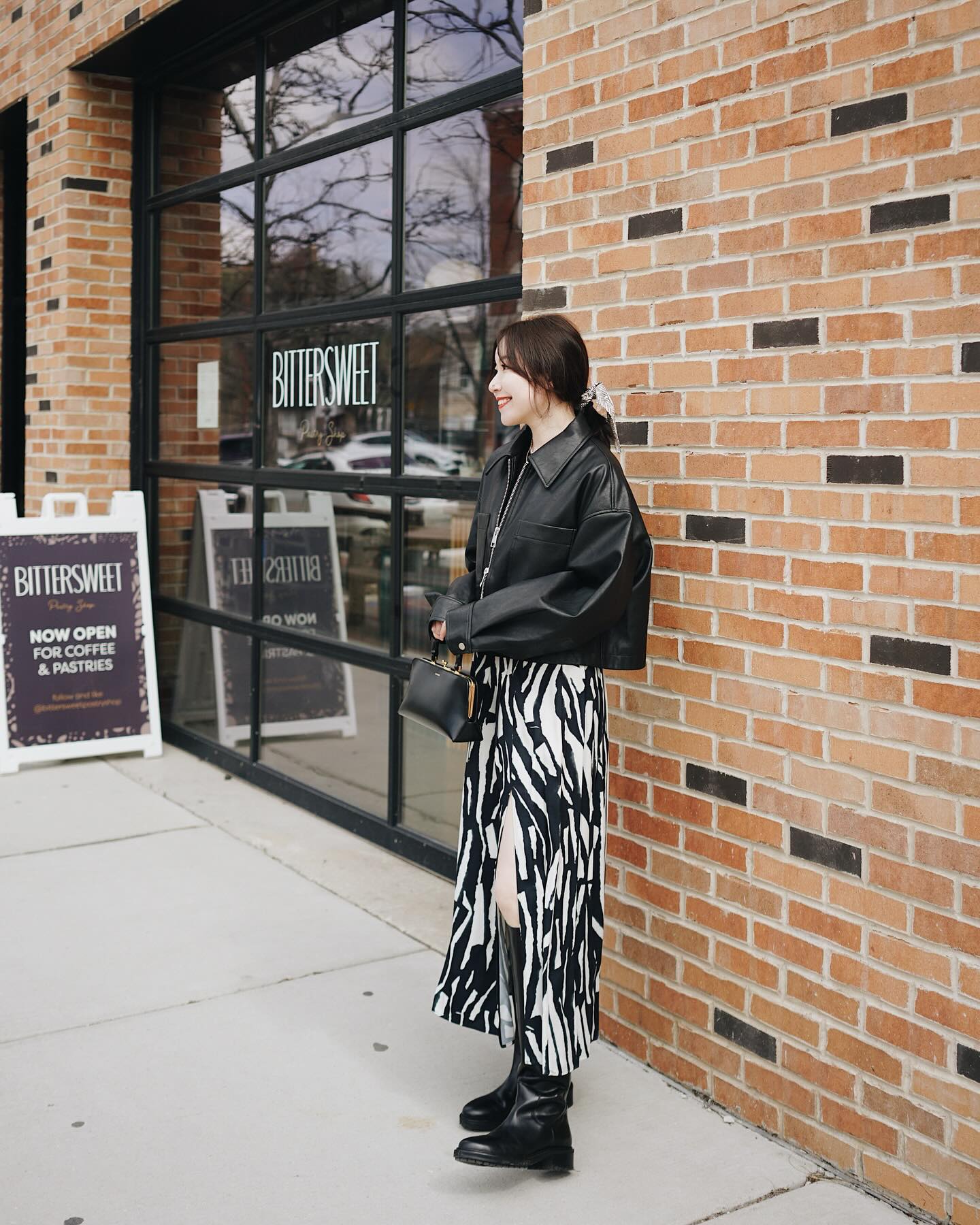 Có ít nhất 10 cách mặc áo khoác + váy đậm chất nữ tính, sang chảnh đẹp mê- Ảnh 7. Có ít nhất 10 cách mặc áo khoác + váy đậm chất nữ tính, sang chảnh đẹp mê- Ảnh 7.