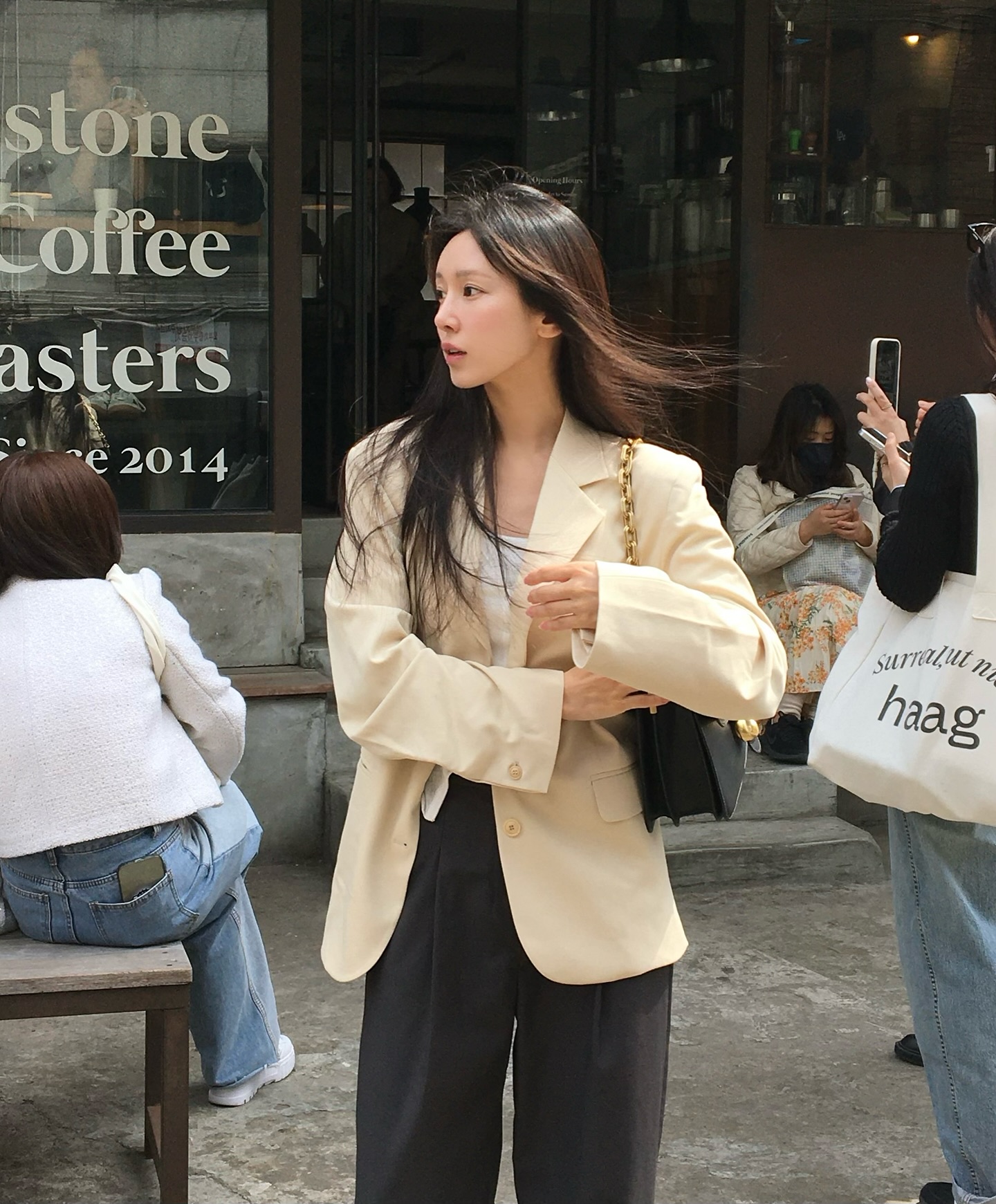 Vì sao phụ nữ ở mọi độ tuổi nên ưu tiên sắm áo khoác ngắn hơn áo khoác dài?- Ảnh 2. Vì sao phụ nữ ở mọi độ tuổi nên ưu tiên sắm áo khoác ngắn hơn áo khoác dài?- Ảnh 2.