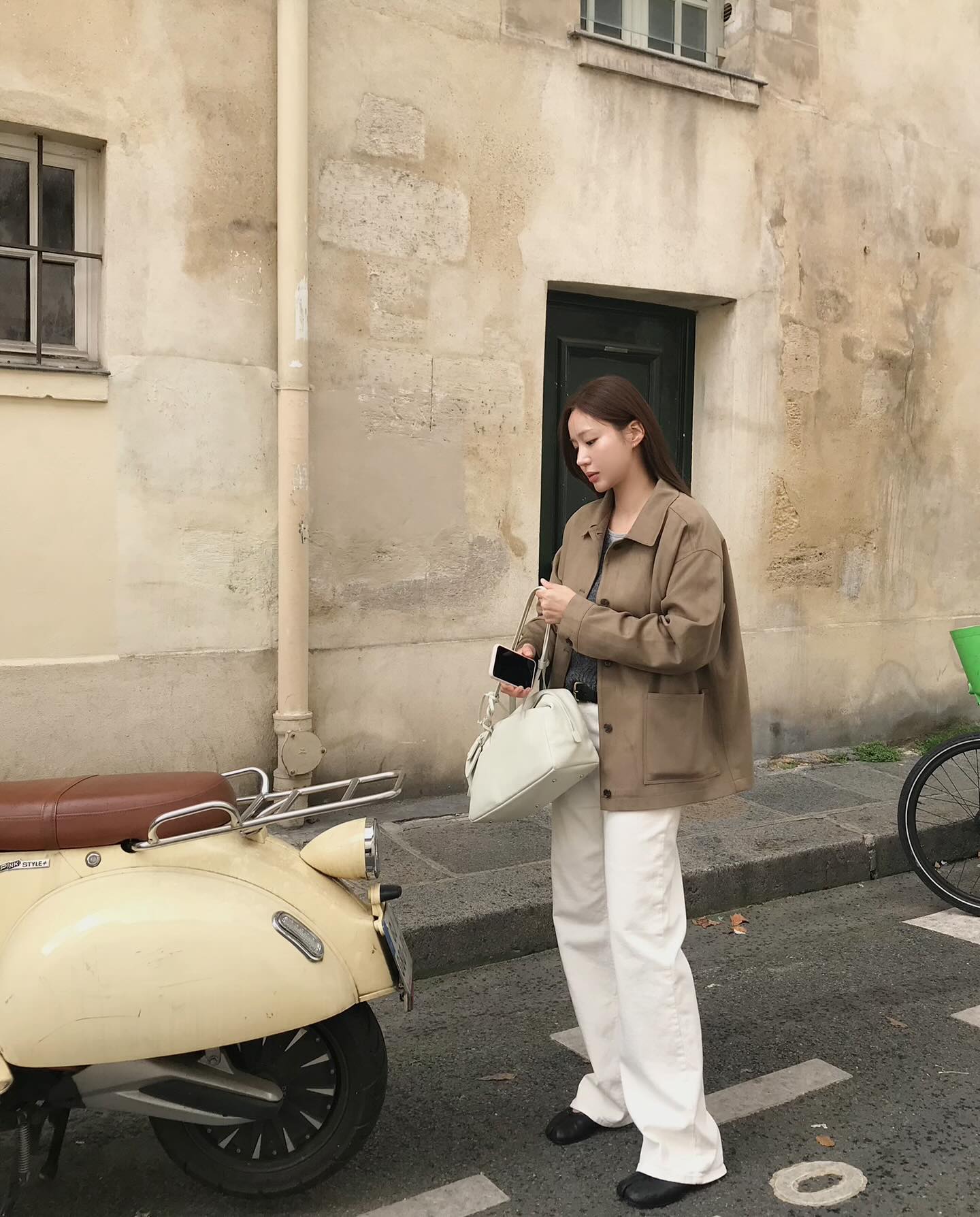 Vì sao phụ nữ ở mọi độ tuổi nên ưu tiên sắm áo khoác ngắn hơn áo khoác dài?- Ảnh 4. Vì sao phụ nữ ở mọi độ tuổi nên ưu tiên sắm áo khoác ngắn hơn áo khoác dài?- Ảnh 4.