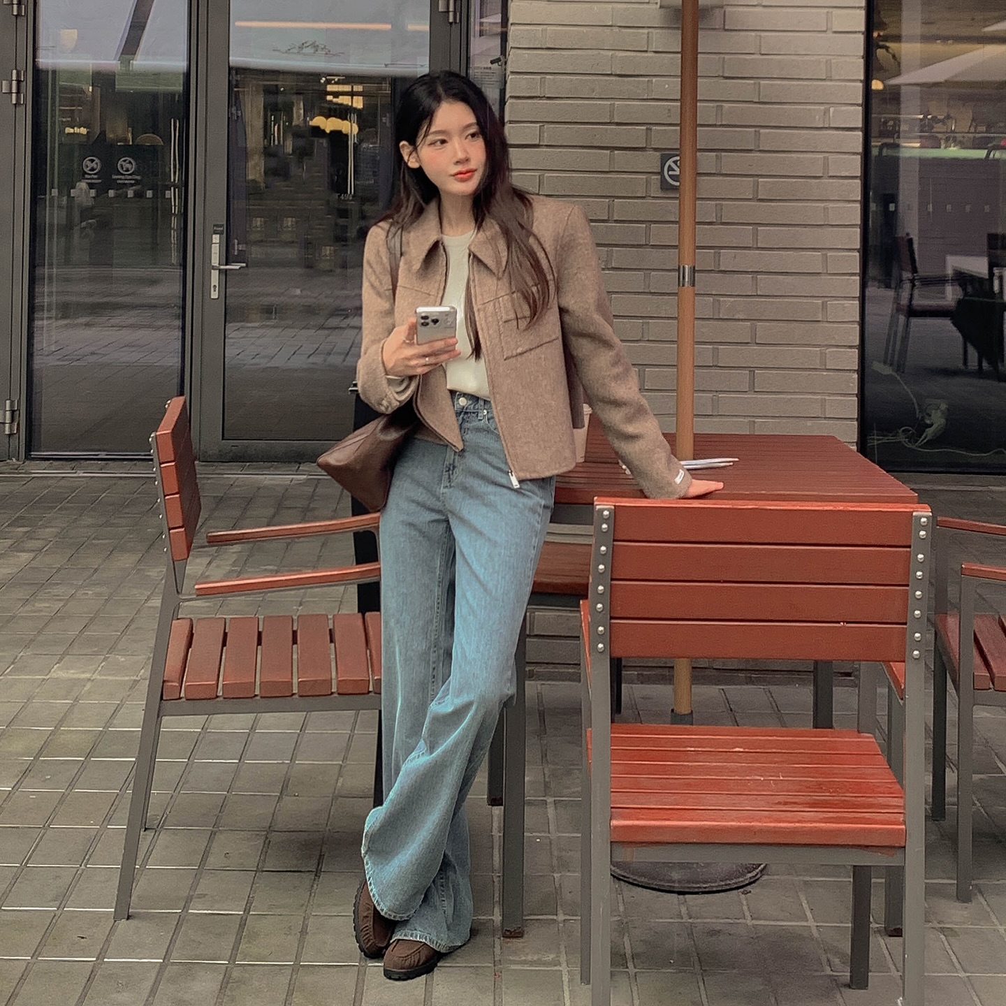 Vì sao phụ nữ ở mọi độ tuổi nên ưu tiên sắm áo khoác ngắn hơn áo khoác dài?- Ảnh 8. Vì sao phụ nữ ở mọi độ tuổi nên ưu tiên sắm áo khoác ngắn hơn áo khoác dài?- Ảnh 8.