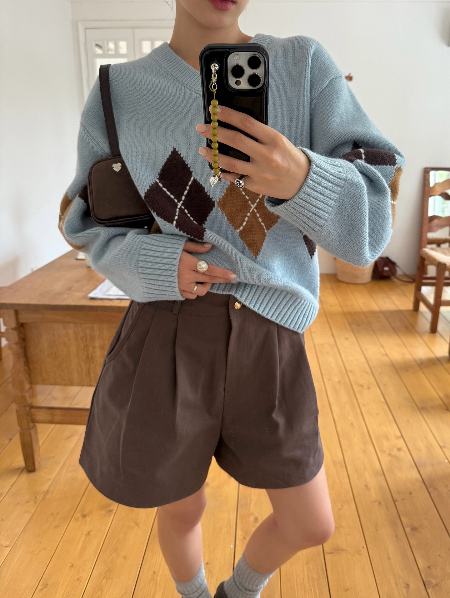 5 cách mặc áo len hack tuổi "bất bại", chắc chắn là nhiều chị em chưa biết hết- Ảnh 1. 5 cách mặc áo len hack tuổi "bất bại", chắc chắn là nhiều chị em chưa biết hết- Ảnh 1.