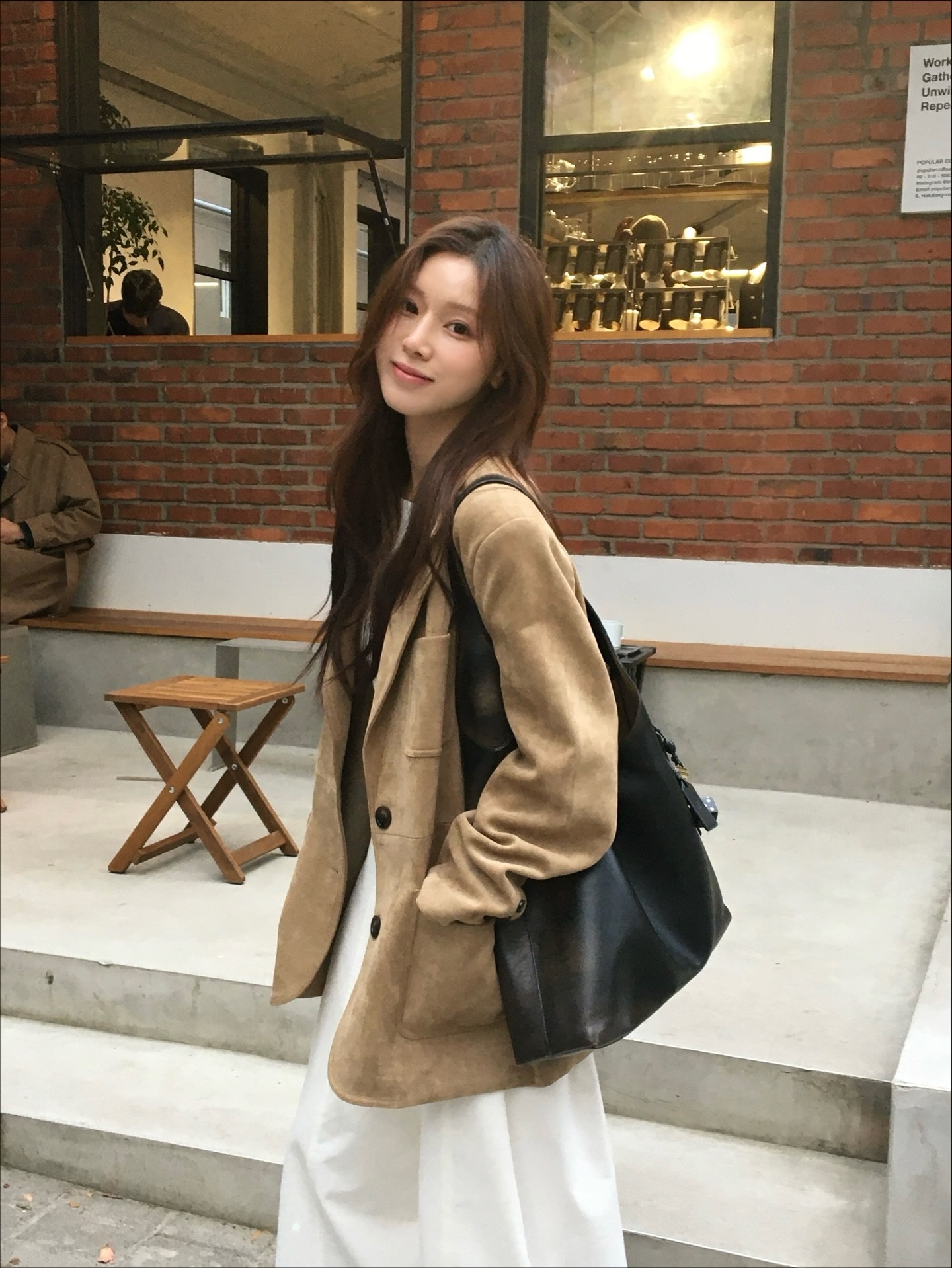 Vì sao phụ nữ ở mọi độ tuổi nên ưu tiên sắm áo khoác ngắn hơn áo khoác dài?- Ảnh 9. Vì sao phụ nữ ở mọi độ tuổi nên ưu tiên sắm áo khoác ngắn hơn áo khoác dài?- Ảnh 9.