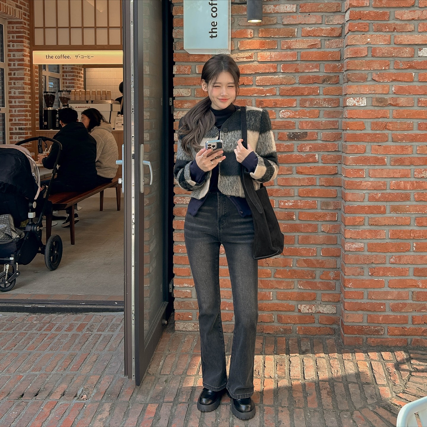 Vì sao phụ nữ ở mọi độ tuổi nên ưu tiên sắm áo khoác ngắn hơn áo khoác dài?- Ảnh 7. Vì sao phụ nữ ở mọi độ tuổi nên ưu tiên sắm áo khoác ngắn hơn áo khoác dài?- Ảnh 7.