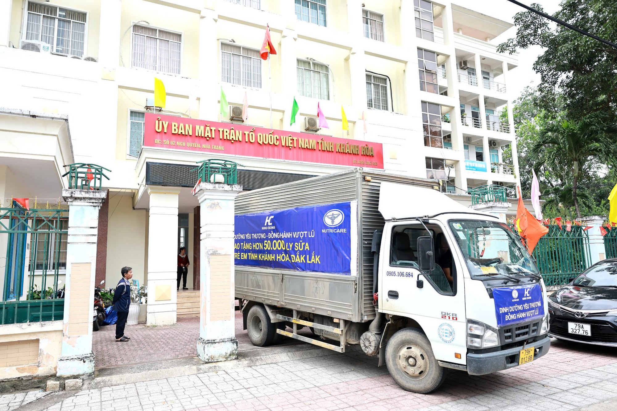Nutricare mang đến hơn 50,000 ly sữa cho trẻ em vùng lũ Khánh Hòa và Đắk Lắk- Ảnh 1.