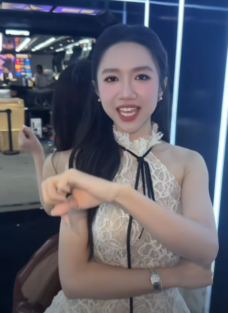 photo-1764297835595 photo-1764297835595