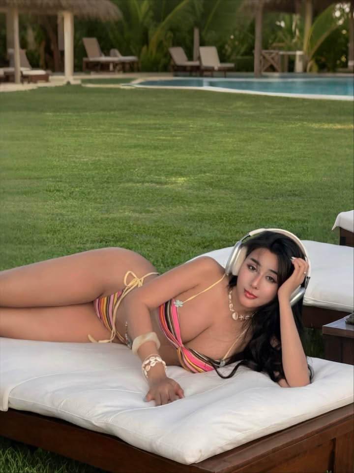 Xả ảnh mùa hè, hot girl Ngọc Trân khiến fan say nắng vì vóc dáng vạn người mê- Ảnh 3. Xả ảnh mùa hè, hot girl Ngọc Trân khiến fan say nắng vì vóc dáng vạn người mê- Ảnh 3.