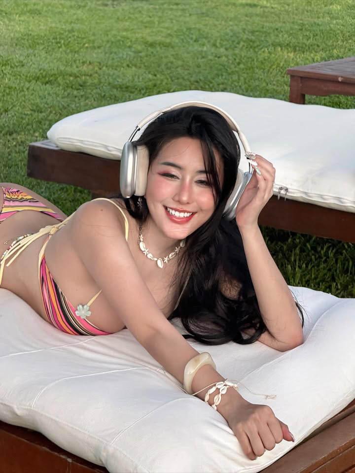 Xả ảnh mùa hè, hot girl Ngọc Trân khiến fan say nắng vì vóc dáng vạn người mê- Ảnh 4. Xả ảnh mùa hè, hot girl Ngọc Trân khiến fan say nắng vì vóc dáng vạn người mê- Ảnh 4.