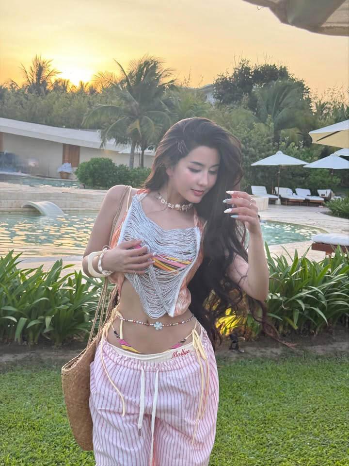 Xả ảnh mùa hè, hot girl Ngọc Trân khiến fan say nắng vì vóc dáng vạn người mê- Ảnh 9. Xả ảnh mùa hè, hot girl Ngọc Trân khiến fan say nắng vì vóc dáng vạn người mê- Ảnh 9.