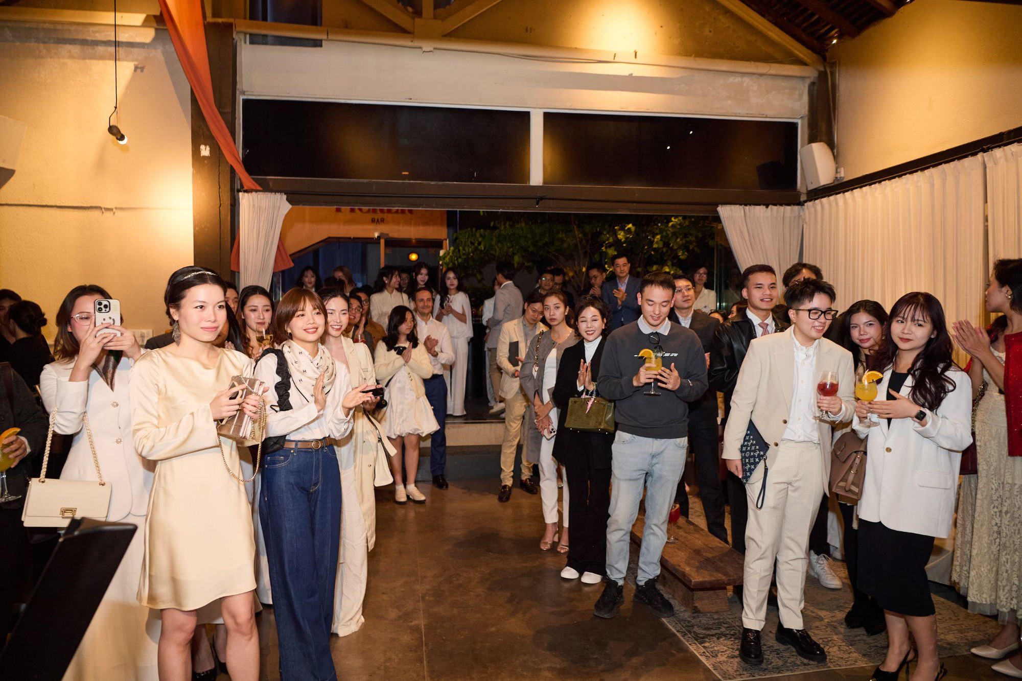 Khi cả nước đồng lòng hướng về miền Trung thì hội cựu du học sinh cũng không hề ngồi yên một chỗ- Ảnh 1.