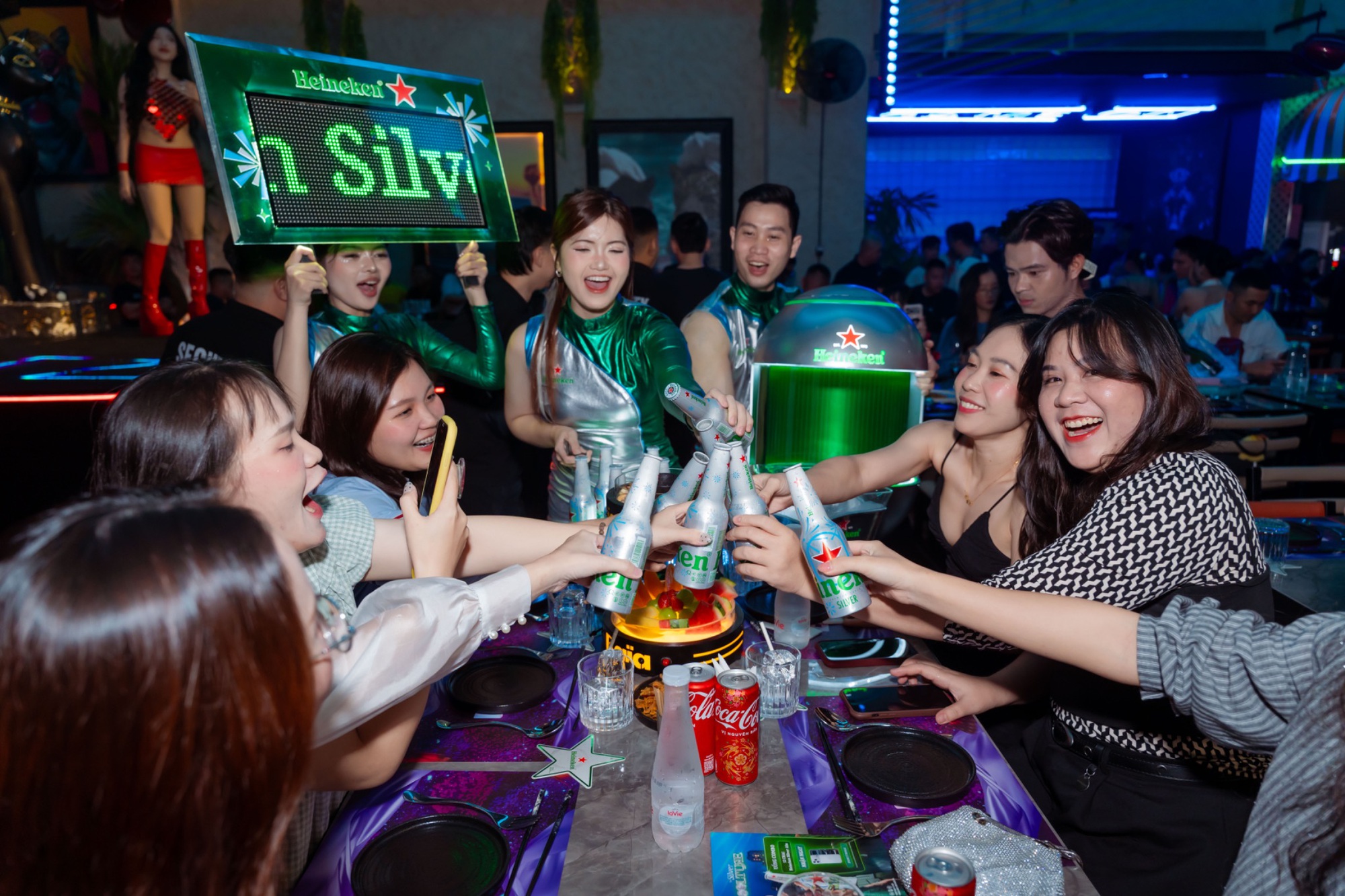 Giới trẻ TP. Hồ Chí Minh đổ xô check-in điểm đến tiệc tùng mới toanh: Không gian sang xịn, mở màn đêm tiệc cực cool!- Ảnh 3.